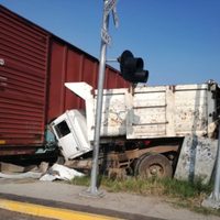 Camión de volteo se impacta contra tren en Tlajomulco