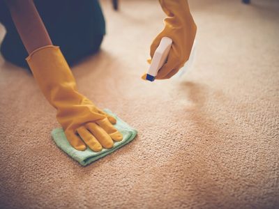 Como lo hacían las abuelas: el truco para limpiar las alfombras sin mojarlas y usando solo 1 producto