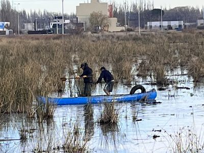 Funcionario municipal se puso las botas y los guantes para sacar la basura de la laguna San Lorenzo
