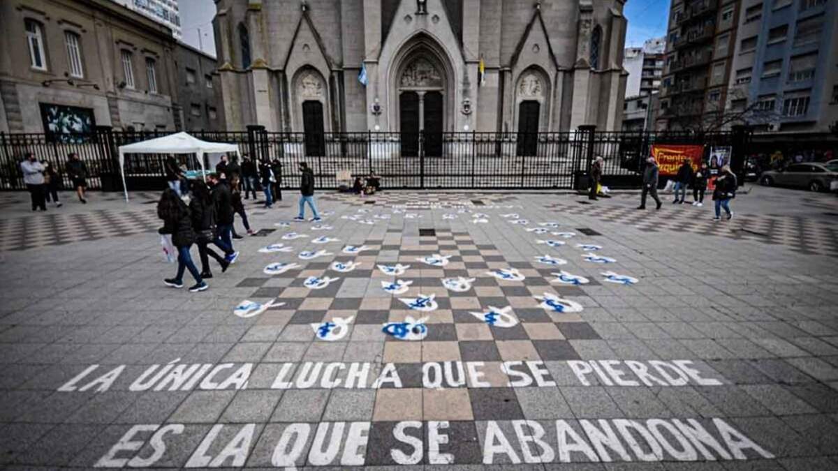 Pañuelos de Madres y Abuelas de Plaza de Mayo. Fuente: (Twitter)