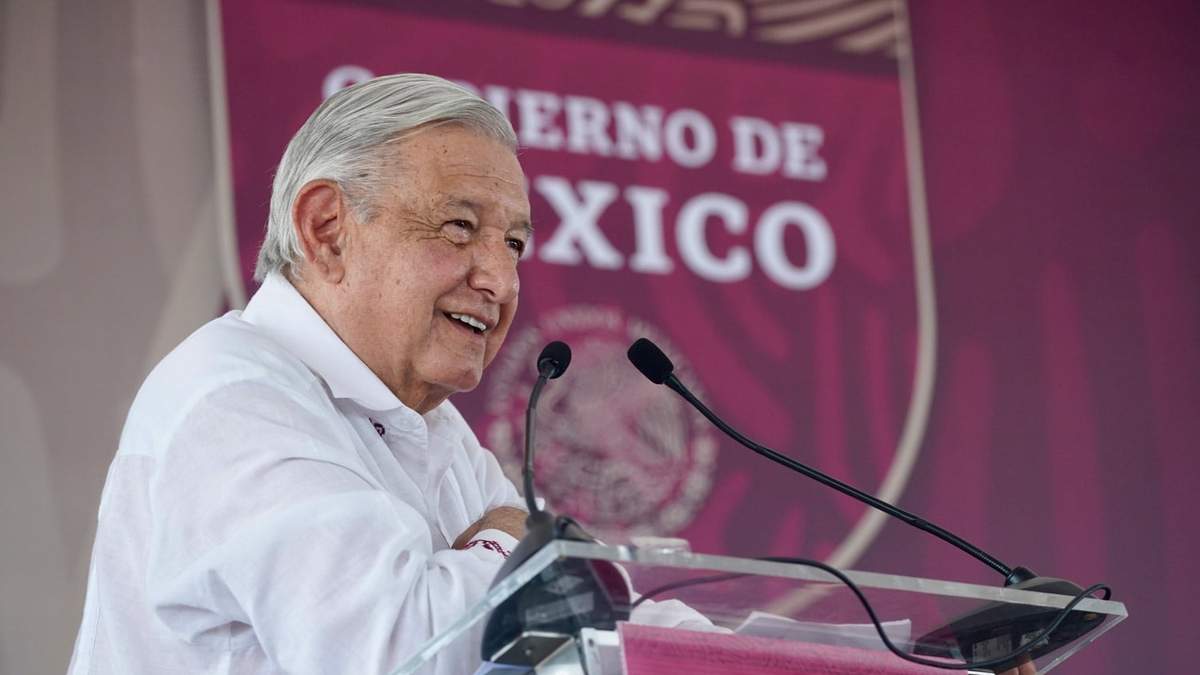 López Obrador durante su gira por Sinaloa