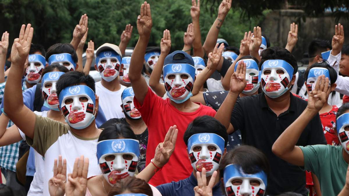 Civiles en Myanmar utilizan marcaras durante las protestas. Fuente: (Twitter)