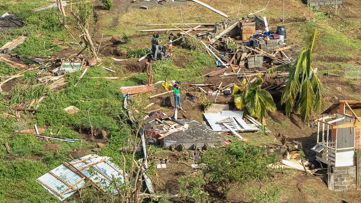 Familiares revisan su vivienda destrozada por el paso del huracán Beryl, en Ottley Hall, en San Vicente y las Granadinas