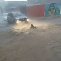 Rescatan a niña arrastrada por la corriente tras fuertes lluvias en Teotihuacán (Video)