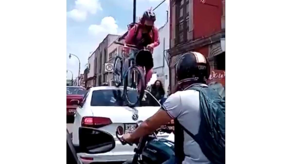 La ciclista cruzó por arriba un automóvil