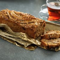 Con las bananas maduras que tenés en casa, hacete este mega budín para el mate y cambiale la onda a tu merienda