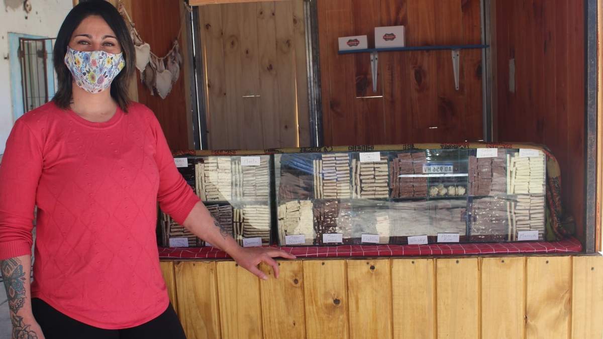 Cintia tiene ubicado su emprendimiento al pie del cerro Michacheo en Zapala. Fuente: (Twitter).