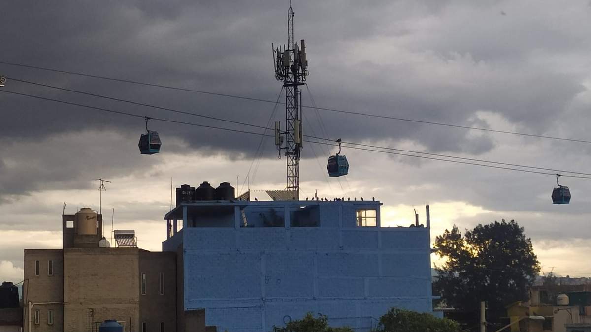 Los usuarios que la Línea 2 de Cablebús se quedaron suspendidos por espacio de una hora