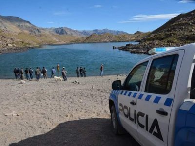 Rescataron la camioneta que se había caído el fin de semana en la Laguna Escondida en Varvarco