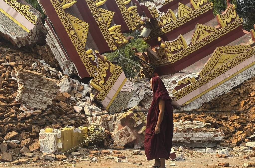 Un monje budista camina cerca de una pagoda colapsada tras el terremoto en Mandalay, Myanmar