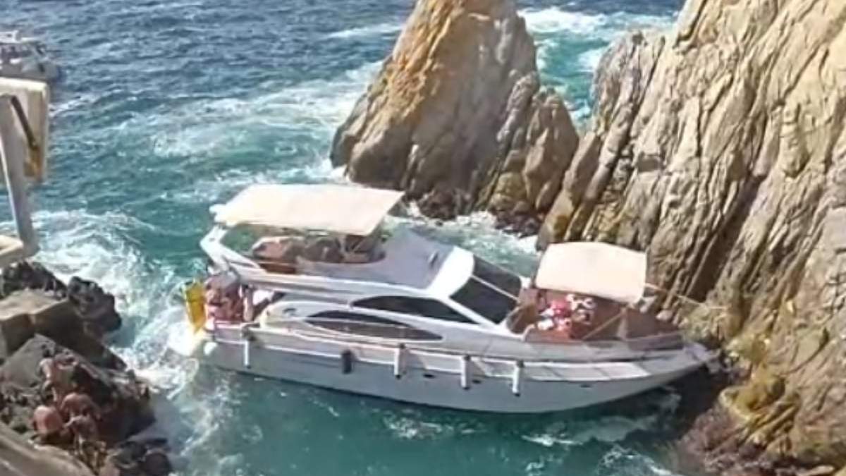 El yate ingresó a la zona de clavados de La Quebrada