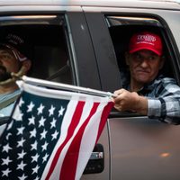 Un fallecido en choques entre antirracistas y simpatizantes de Trump