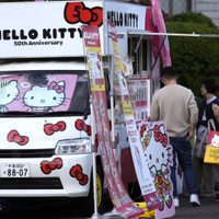 A los 50, Hello Kitty es tan "kawaii" y lucrativa como siempre