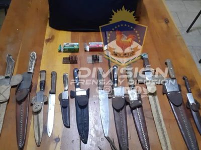 Por amenazas en Villa Traful, secuestraron un verdadero arsenal de armas blancas