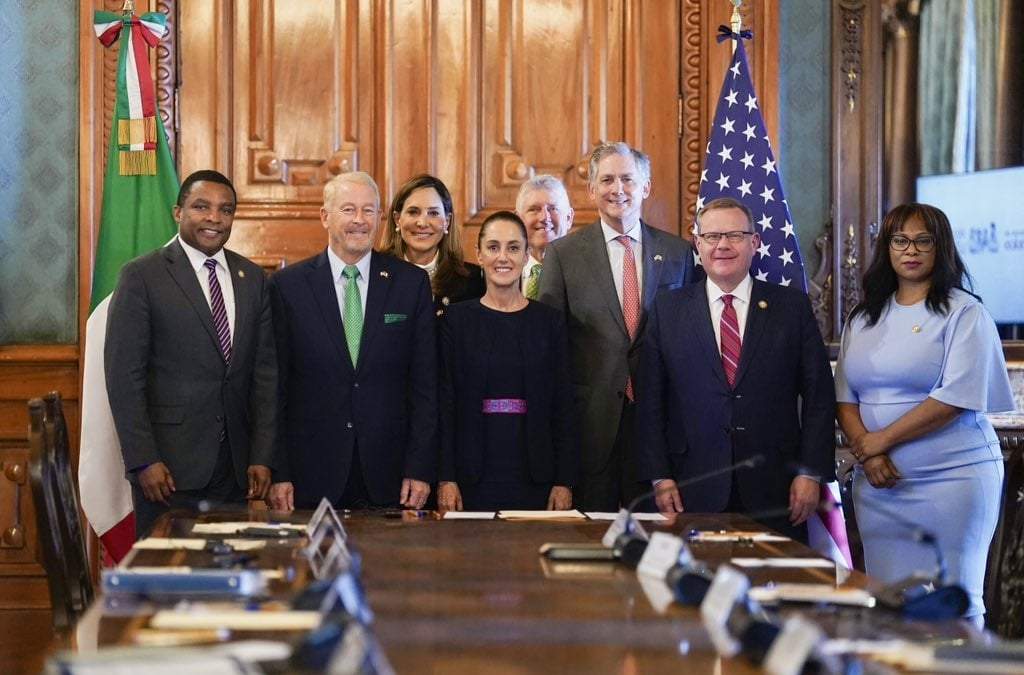 La presidenta Claudia Sheinbaum en una reunión con el embajador de Estados Unidos, Ron Johnson, y congresistas de ese país
