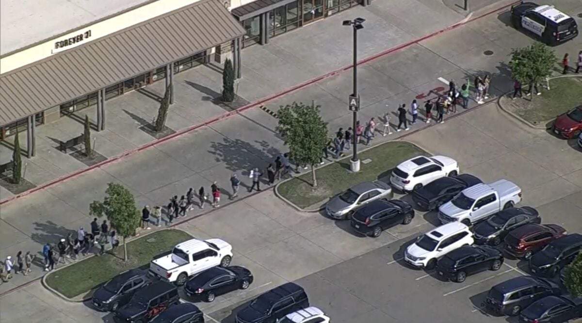En esta imagen tomada de un video proporcionado por el canal de televisión WFAA, clientes y personal salen de un centro comercial en que se registró un tiroteo, el sábado 6 de mayo de 2023, en Allen, Texas