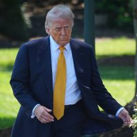 Trump llega a Pekín para su cumbre de dos días que le llevará a reunirse con Xi
