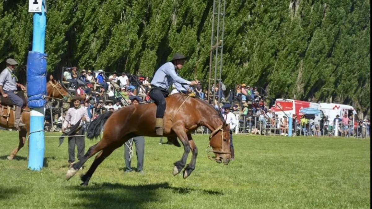 Campo de jineteada en la fiesta del chivito. Fuente: (Neuquén Informa).