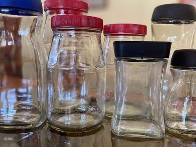 No tires los frascos de vidrio que te sobran en la cocina: creá este hermoso set vintage para decorar tu cocina