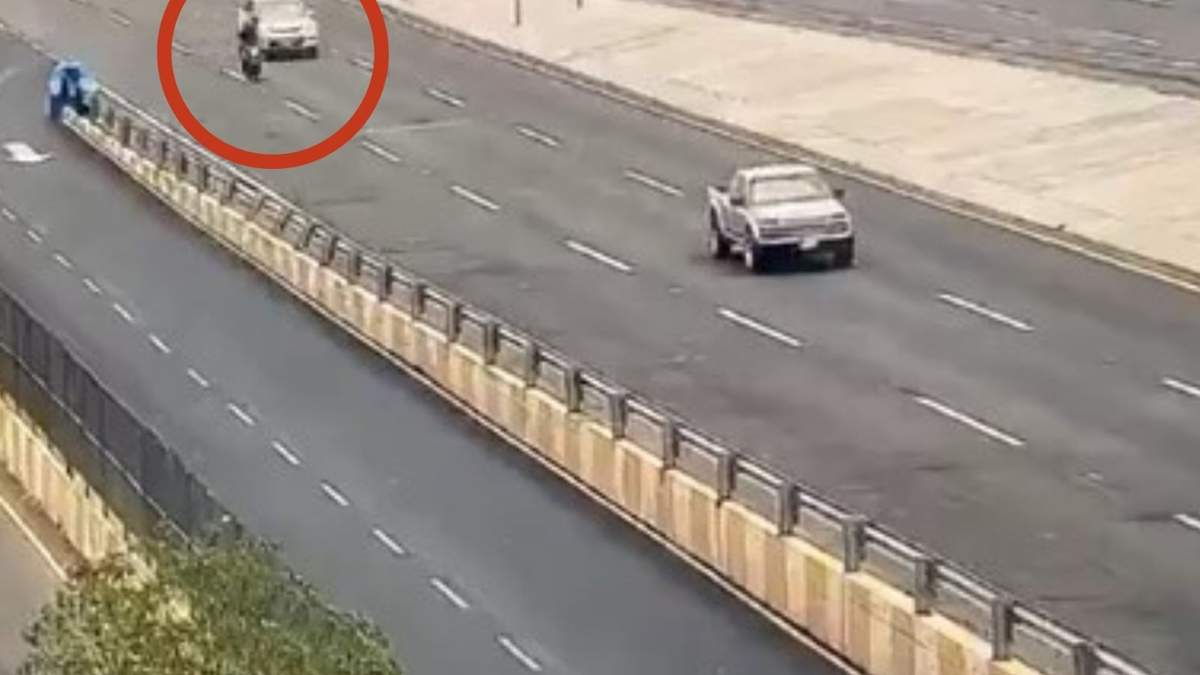 Automovilista arrolla a presuntos ladrones en carretera Querétaro–SLP.