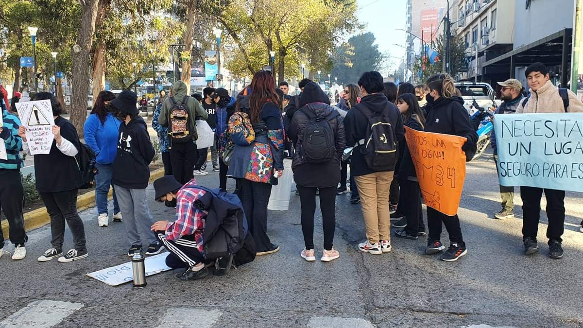 La comunidad del CPEM 34 pide un lugar seguro para estudiar. Fuente: (Javier Manzano)