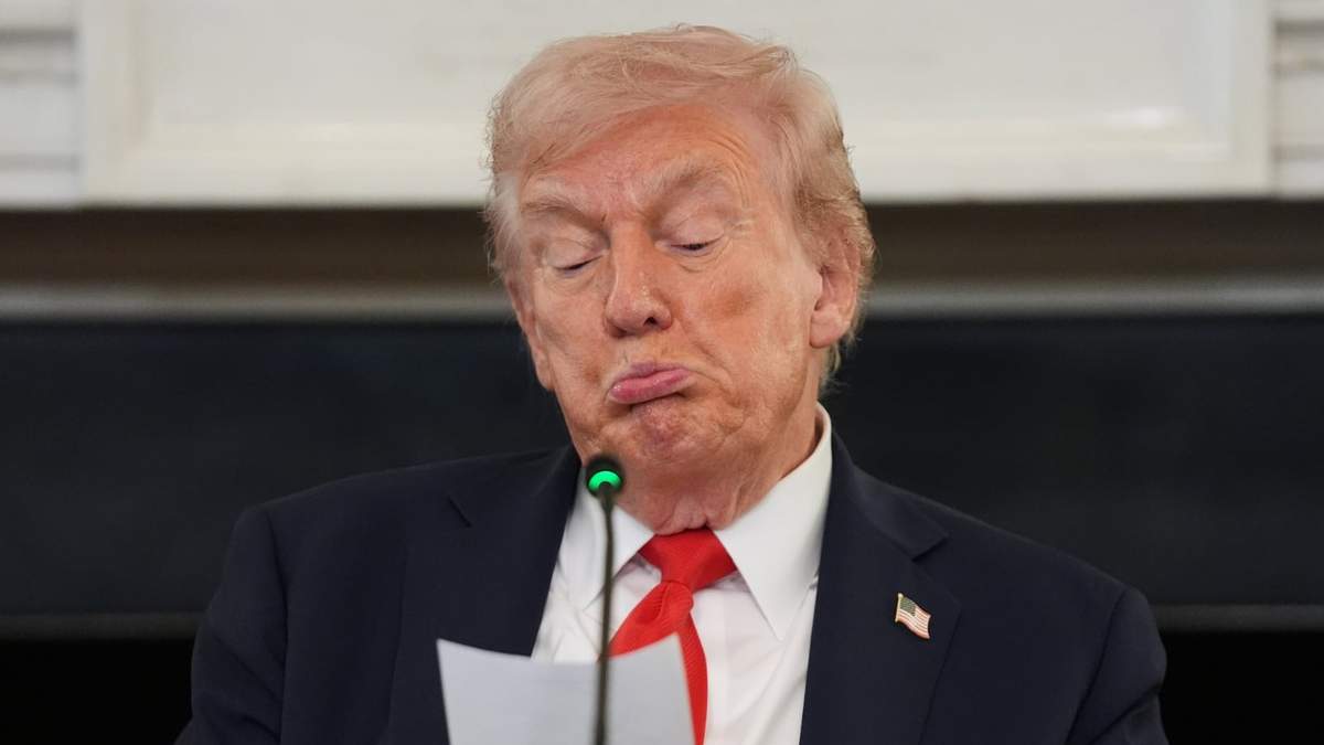 El presidente Donald Trump lee la nota que le entregó el secretario de Estado, Marco Rubio, notificándole del acuerdo alcanzado