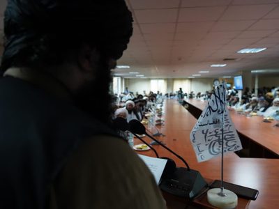 Los talibán oficializan segregación por sexos en universidades para cumplir "principios del islam"