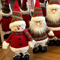 Con una mopa de limpiar el piso y un frasco de vidrio, hacé el papá Noel más tierno para decorar tu casa