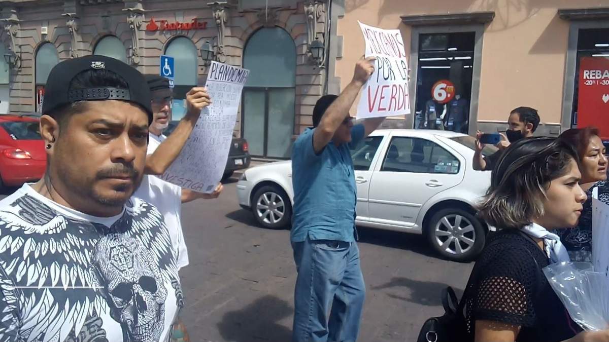 "Las vacunas causan muertes", era uno de los lemas que se mostraron en las pancartas