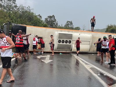 Volcó un micro con hinchas de Flamengo que viajaban a Buenos Aires: hay 3 heridos graves