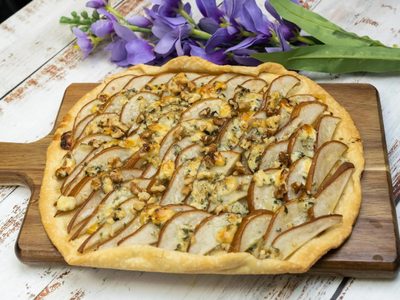 Hojaldre de peras y queso azul: una receta digna de un chef, muy fácil de hacer y con un resultado tentador
