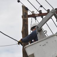 Restablecen el servicio de luz para el 62% de la población en Bahía Blanca