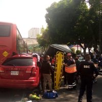 Choque entre el Metrobús y varios vehículos en Insurgentes Norte deja siete heridos (Video)