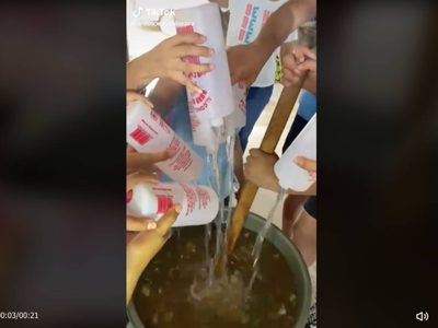Jóvenes preparan "aguas locas" con alcohol etílico de 96 grados; su video se vuelve viral