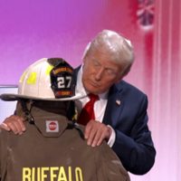 Trump rinde homenaje al bombero fallecido durante su mitin en Pensilvania