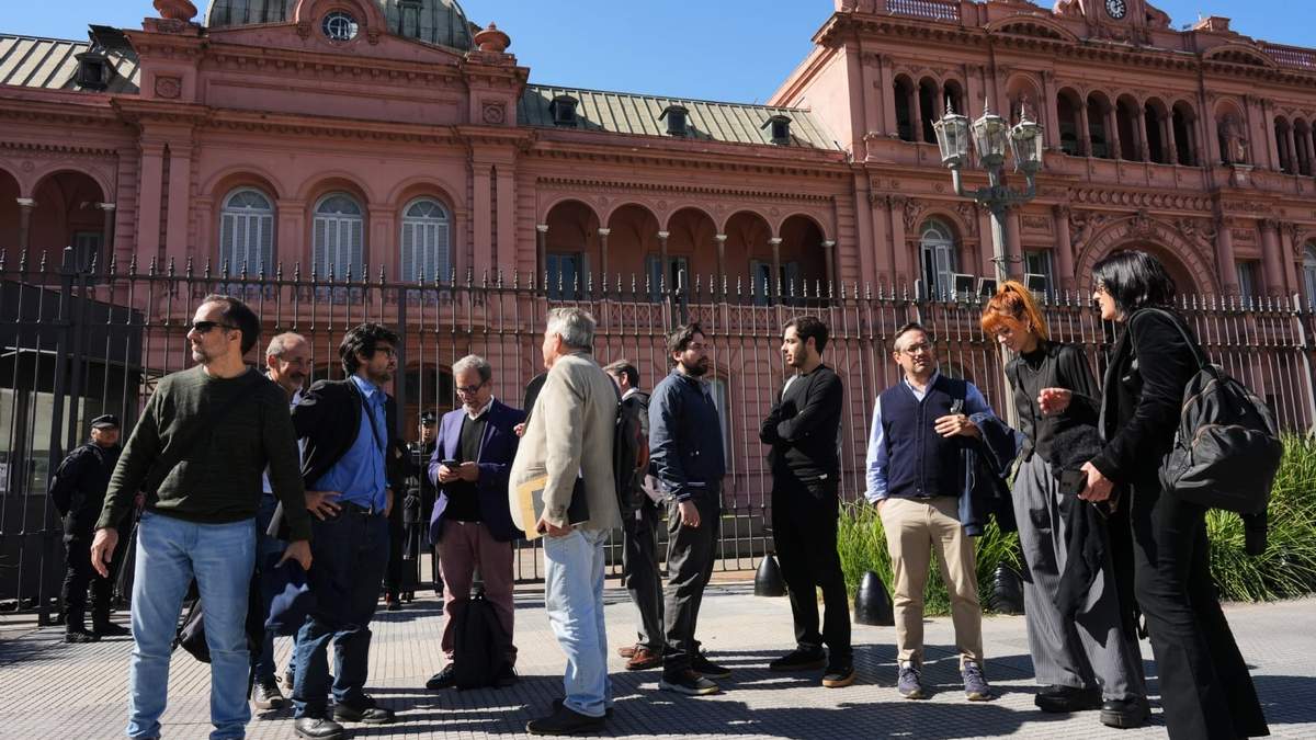 Periodistas afuera de la Casa Rosada en Buenos Aires