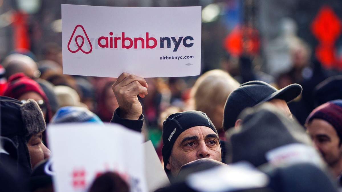 Simpatizantes de Airbnb realizan una marcha fuera de la alcaldía, el 20 de enero de 2015, en Nueva York