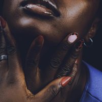 Las uñas inspiradas en los años 90 vuelven con todo y marcan la tendencia ideal antes de que llegue el calor