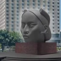 Tlali es la escultura de Pedro Reyes que sustituiría a la estatua de Colón