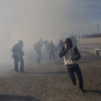 México solicita a EU investigar uso de armas contra migrantes en la frontera