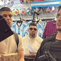 Gritos e insultos: Néstor Ortigoza irrumpió un local de camisetas de fútbol con la policía