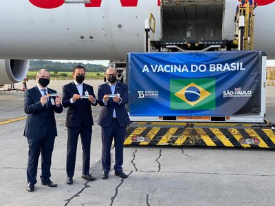 Vacunas en Brasil: llegaron insumos para fabricar un millón de dosis