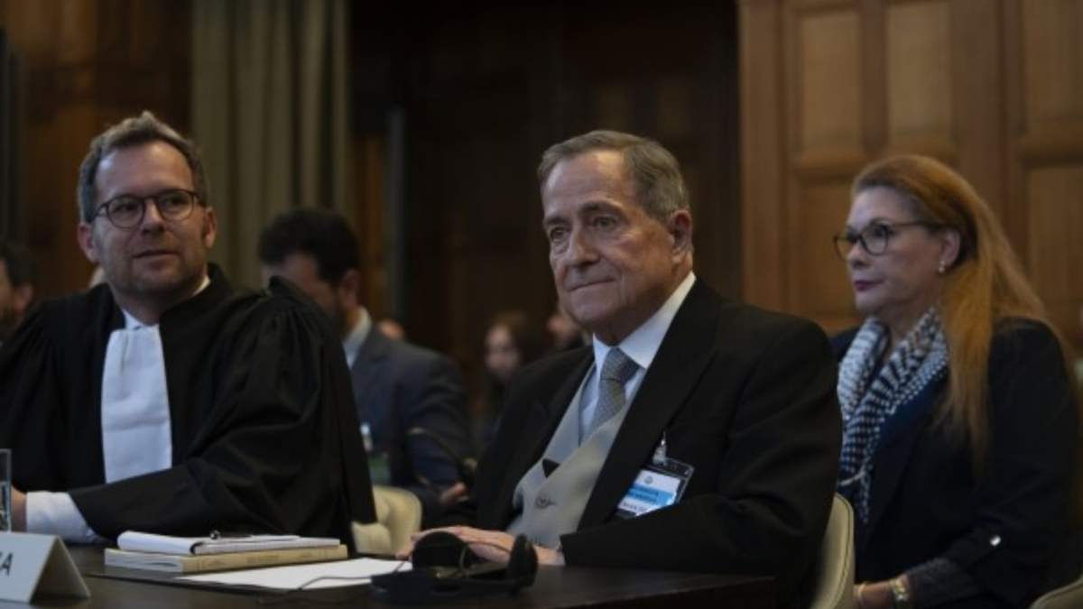 El Embajador de Nicaragua (centro) Carlos José Argüello, en la Corte de Justicia de La Haya