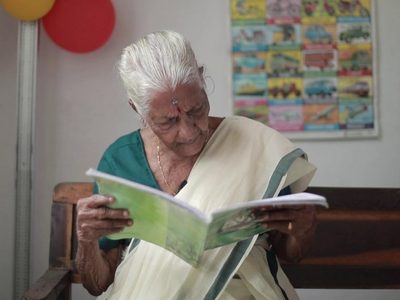 Cumplir los sueños a cualquier edad: a los 104 años, una mujer de India aprendió a leer y escribir