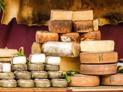 Quesos de leche de cabra: una alternativa sana y sabrosa