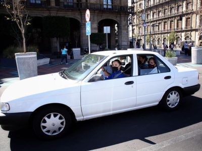 Sheinbaum maneja un Tsuru eléctrico creado por la UNAM en el Zócalo (Video)