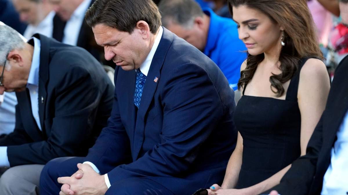 DeSantis y su esposa en una oración por las víctimas del tiroteo en Florida