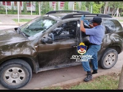 Dos hombres terminaron presos cuando trataban de abrir un auto para robar