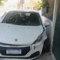 Insólito: pasado de copas, chocó el auto y lo dejó entre un árbol y una pared