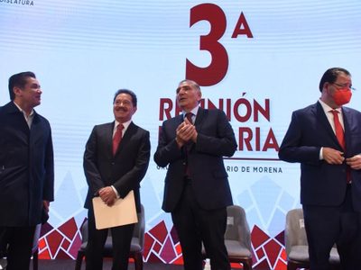 Adán Augusto López en plenaria de Morena: Desafía a oposición y declina abordar sucesión